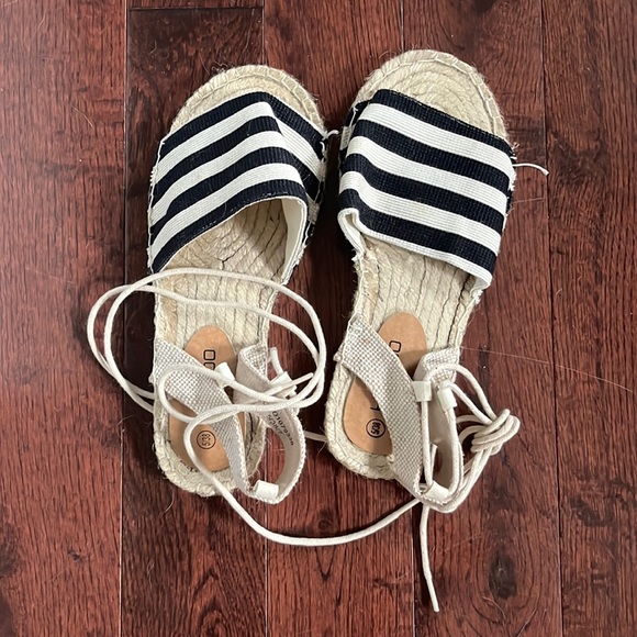 *New* Boohoo size 7 black and white stripe lace up sandals - Picture 1 of 3